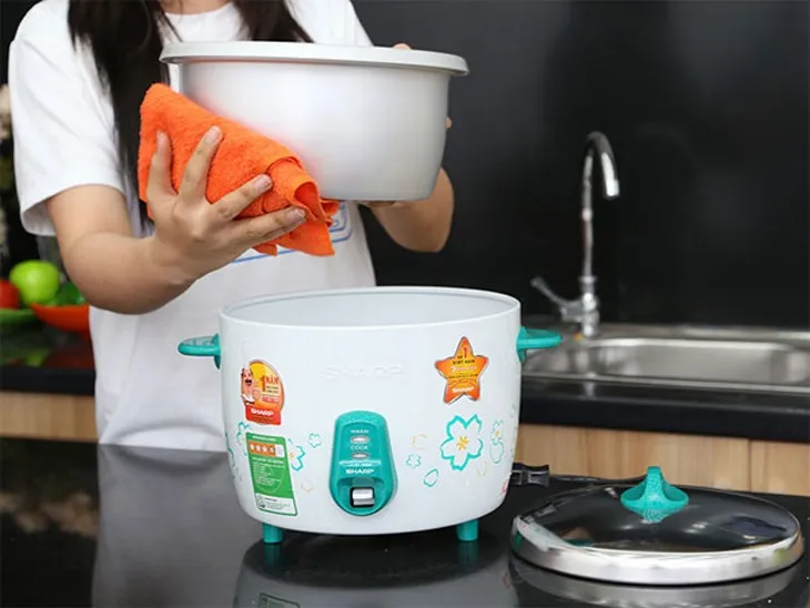 Lau khô xung quanh bên ngoài lòng nồi trước khi cho vào nồi cơm điện