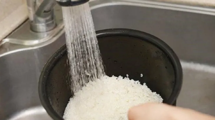 Việc vo gạo trong lòng nồi cơm điện sẽ làm trầy xước lớp chống dính được phủ trên bề mặt lòng nồi, làm giảm chất lượng món ăn