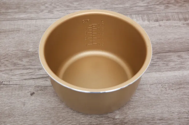 Lòng nồi bằng hợp kim nhôm có phủ lớp chống dính nên không phù hợp để nấu trên bếp gas, bếp từ,...