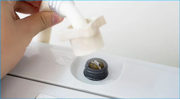 Lưới lọc bị tắc nghẽn do cặn bẩn khiến máy cấp nước yếu