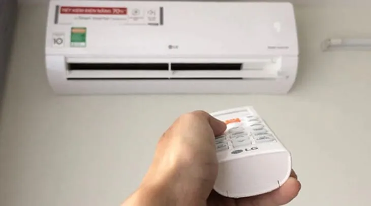 Remote máy lạnh LG tắt màn hình do IC nguồn bị cháy