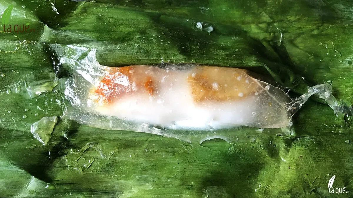 Bánh bột lọc còn sống chưa hấp