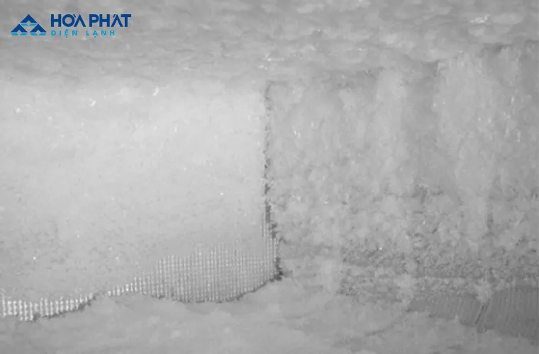 Lớp băng tuyết dày đặc bên trong tủ đông