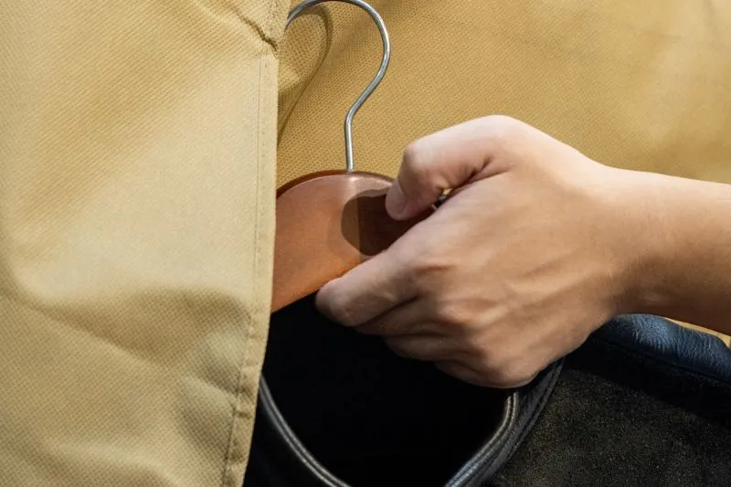 Bảo quản áo da lộn đúng cách