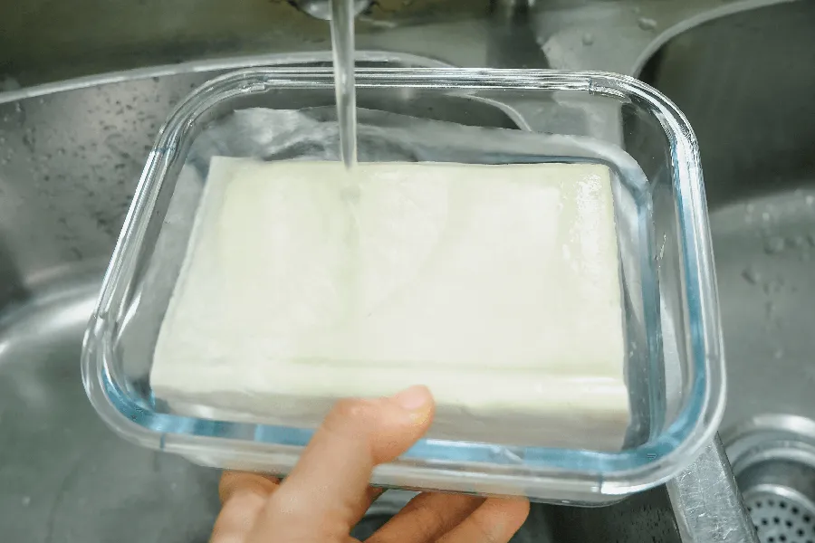 Bọc kín đậu phụ bằng màng bọc thực phẩm