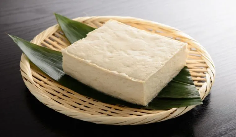 Rửa sạch đậu phụ dưới vòi nước lạnh