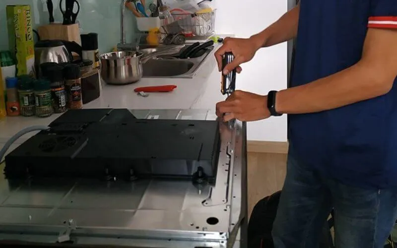 Kỹ thuật viên thực hiện bảo trì định kỳ bo mạch và cảm biến bếp từ