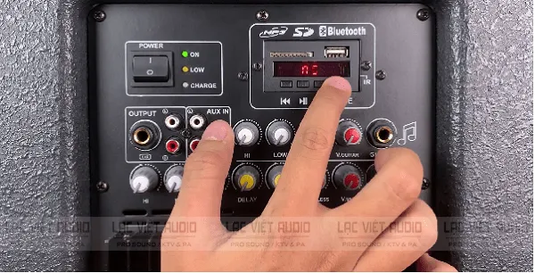 Một hình ảnh khác minh họa bật Bluetooth trên loa kéo