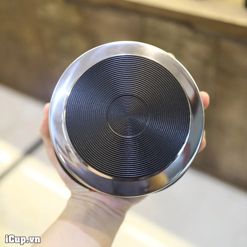 Mặt bếp gang có rãnh chống trượt, đảm bảo ấm/nồi đặt ổn định trong quá trình đun