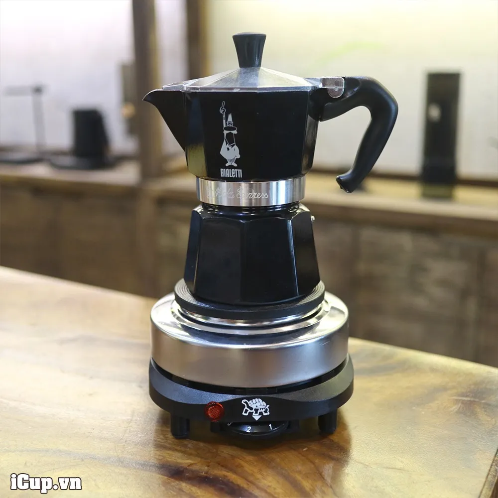 Bếp từ mini đặt vừa vặn với ấm pha trà nhỏ, tiết kiệm không gian bàn làm việc