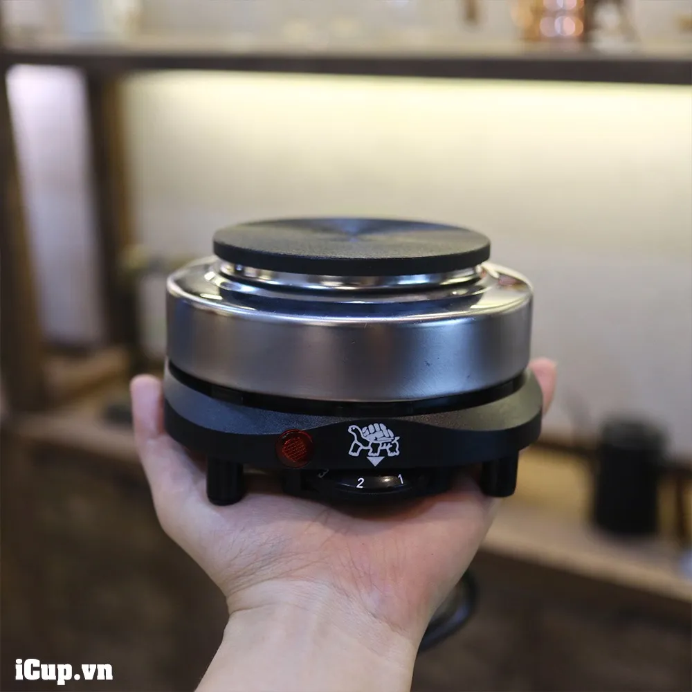 Bếp từ mini 500W với thiết kế hình trụ nhỏ gọn, mặt gang chống trượt, phù hợp đặt trên bàn làm việc