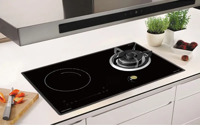 Người nội trợ sử dụng bếp ga kết hợp bếp từ tiện lợi