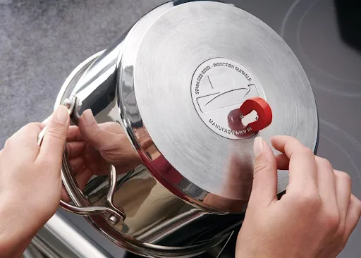 Kiểm tra đáy nồi bằng nam châm