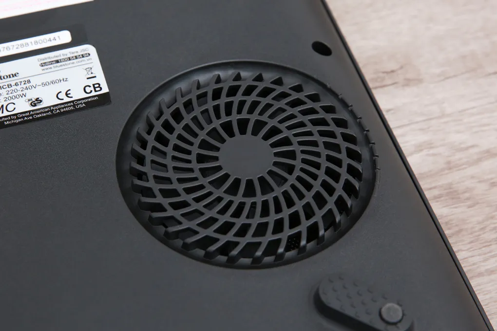 Quạt tản nhiệt cỡ lớn ở mặt dưới bếp