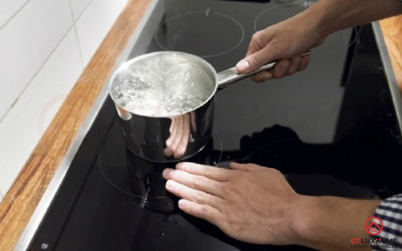 Nguyên nhân bếp từ Bosch không nhận nồi do sai chất liệu