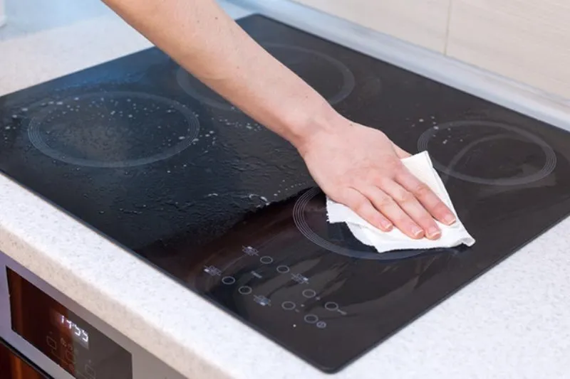 Bản mạch lọc nhiễu của bếp từ bị cháy sém linh kiện