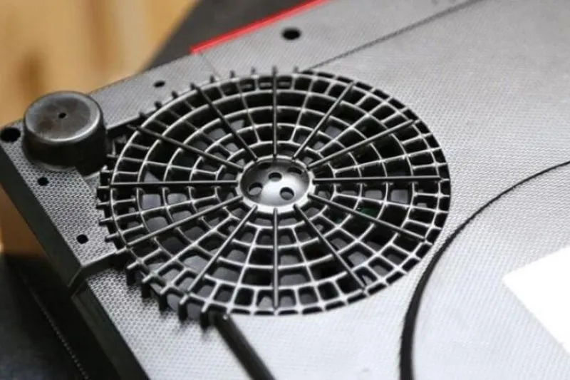 Quạt tản nhiệt bếp từ bám bụi gây quá nhiệt và mùi khét