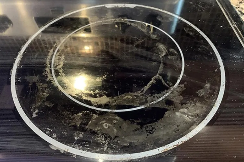 Vệ sinh thức ăn thừa cháy khét trên mặt kính bếp từ