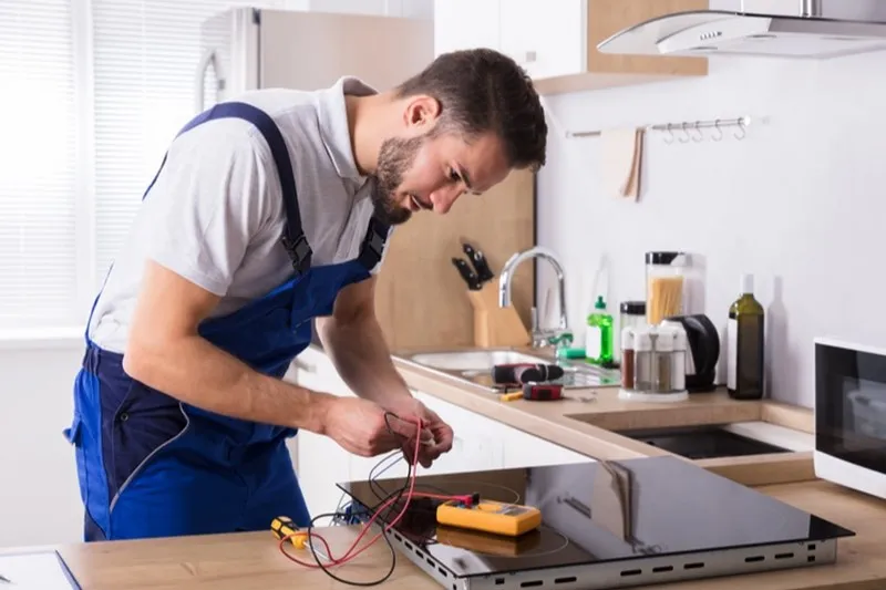 Kiểm tra công tắc và bộ điều khiển bếp từ bị cháy khét