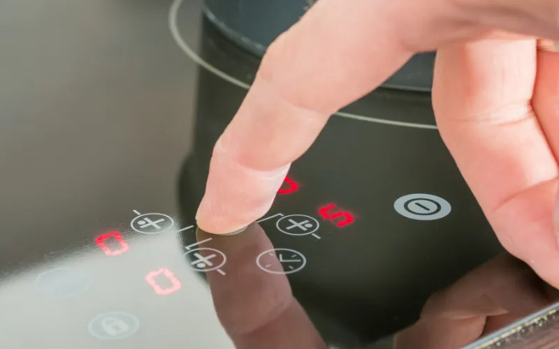 Giữ mặt kính phẳng và sạch sẽ giúp bếp nấu nhanh, tiết kiệm điện - đặc biệt với Kaff KF-073II