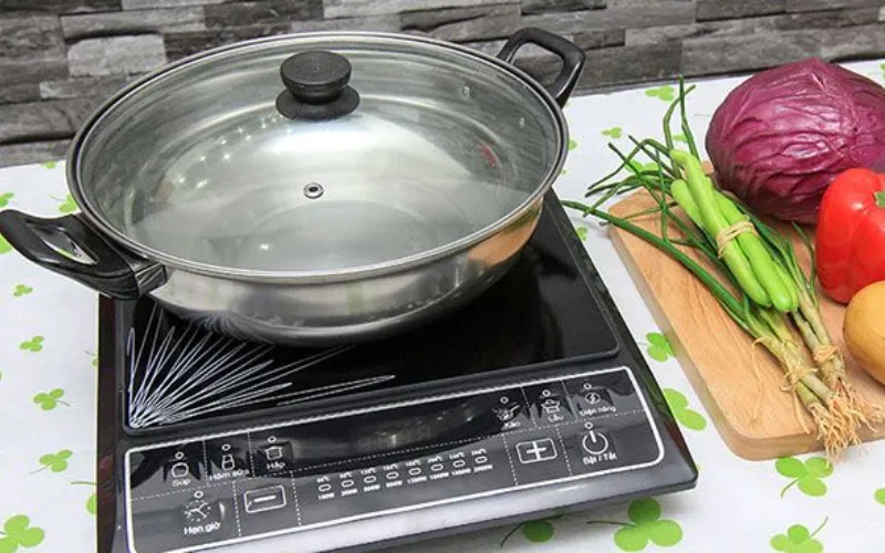 Bếp từ CEJ 300 có mặt kính chống ẩm, hoạt động ổn định ngay cả trong môi trường nhiệt độ và độ ẩm cao