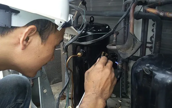 Nguyên nhân máy lạnh bị hư block chủ yếu do thiếu gas và nguồn điện không ổn định