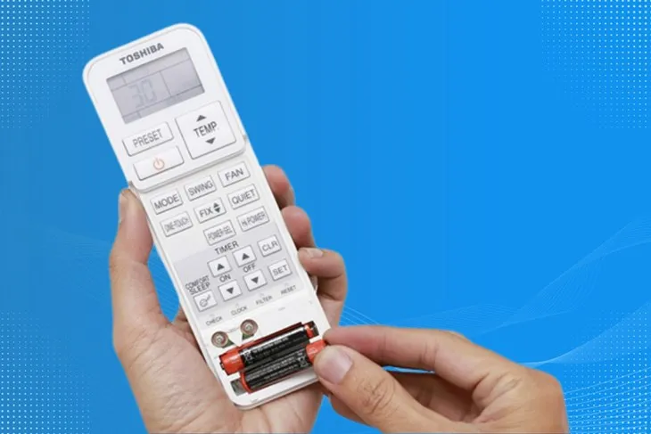 Gỡ bỏ cặp pin cũ đã cạn năng lượng khỏi khay chứa điều khiển Toshiba