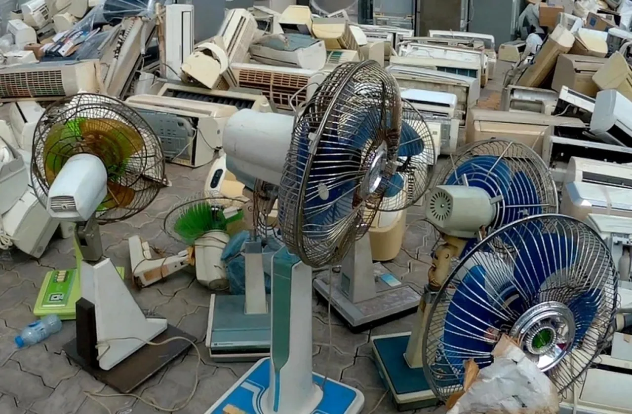 Quạt điện cũ nát từ bãi phế liệu được nhập về Việt Nam.