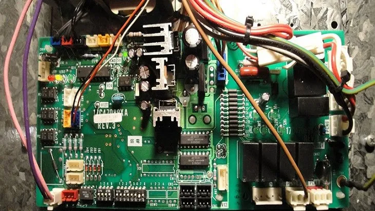 Bo mạch điều khiển điều hòa Funiki với IC quạt dàn lạnh có thể gây lỗi E4