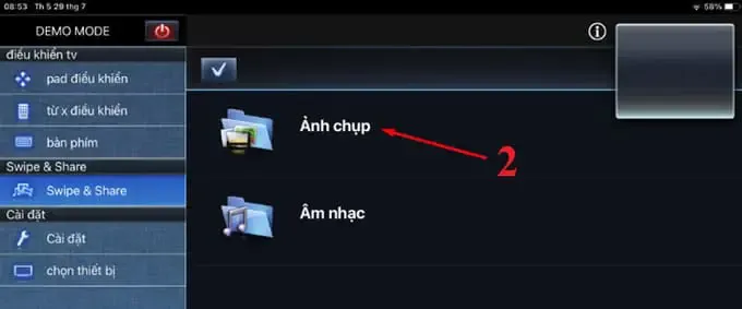Thực hiện thao tác vuốt ảnh lên tivi Panasonic vô cùng đơn giản