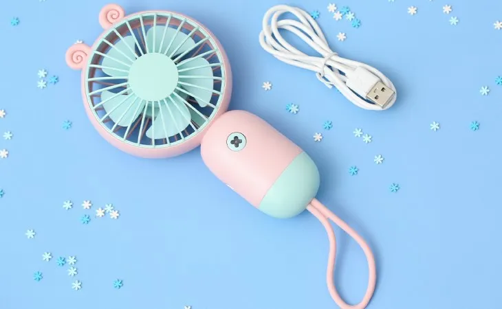 Quạt sạc mini OSMIA CK-F050 có thể sạc liền với cổng kết nối Micro USB ngay cạnh tay cầm