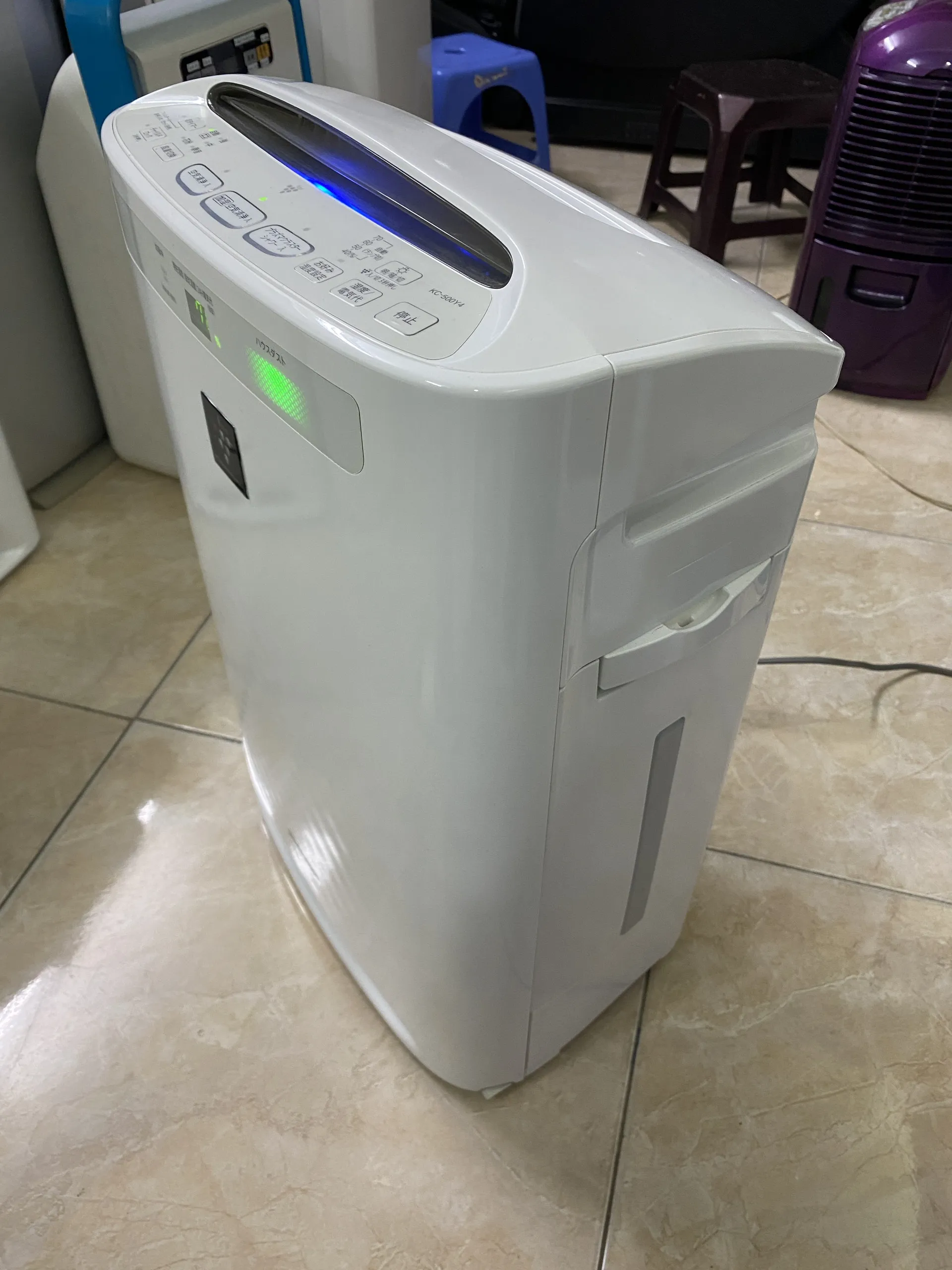 Thiết kế cửa thoát gió phía sau của Sharp KC-500Y4.