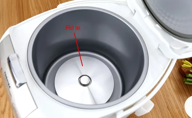 Relay nhiệt của nồi cơm điện tử Toshiba 1.8 lít RC-18NMFVN(WT) bị suy giảm độ nhạy sau thời gian sử dụng lâu