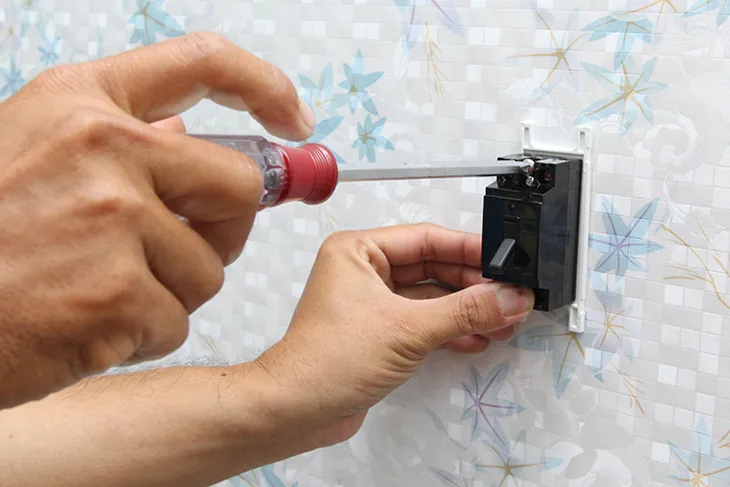 Định vị vị trí rồi gắn CB lên tường