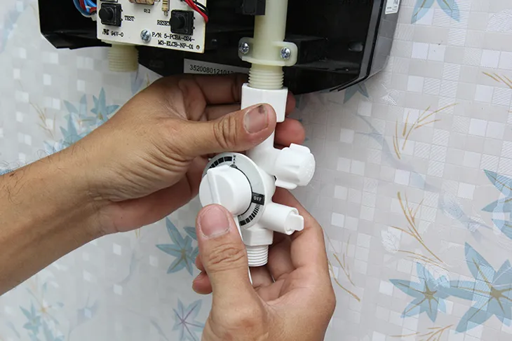 Gắn van 3 trong 1 và tháo miếng dán