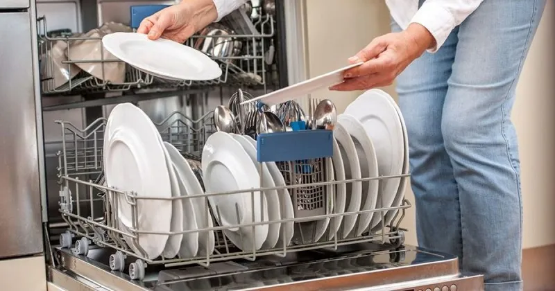 Linh kiện bơm xả chính hãng Bosch được kỹ thuật viên Điện Máy Ánh Ngân thay thế.