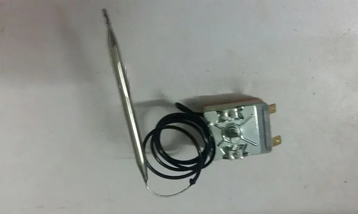 Rơ le nhiệt tự động ngắt khi nhiệt độ vượt ngưỡng an toàn để bảo vệ bình