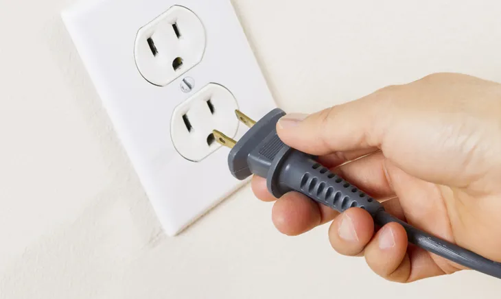 Kiểm tra điện áp nguồn bằng đồng hồ vạn năng để đảm bảo bình nóng lạnh hoạt động ổn định