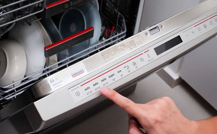 Bảng điều khiển máy rửa chén với các chương trình rửa khác nhau