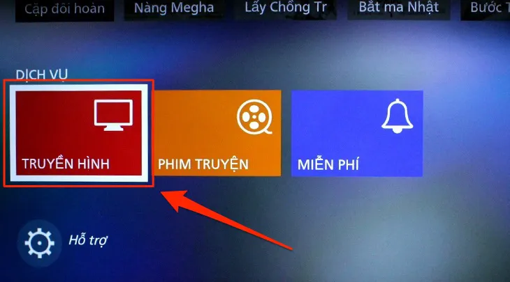 Giao diện chính của ứng dụng Mytv trên màn hình tivi Sony hiển thị, bạn di chuyển xuống mục Truyền hình