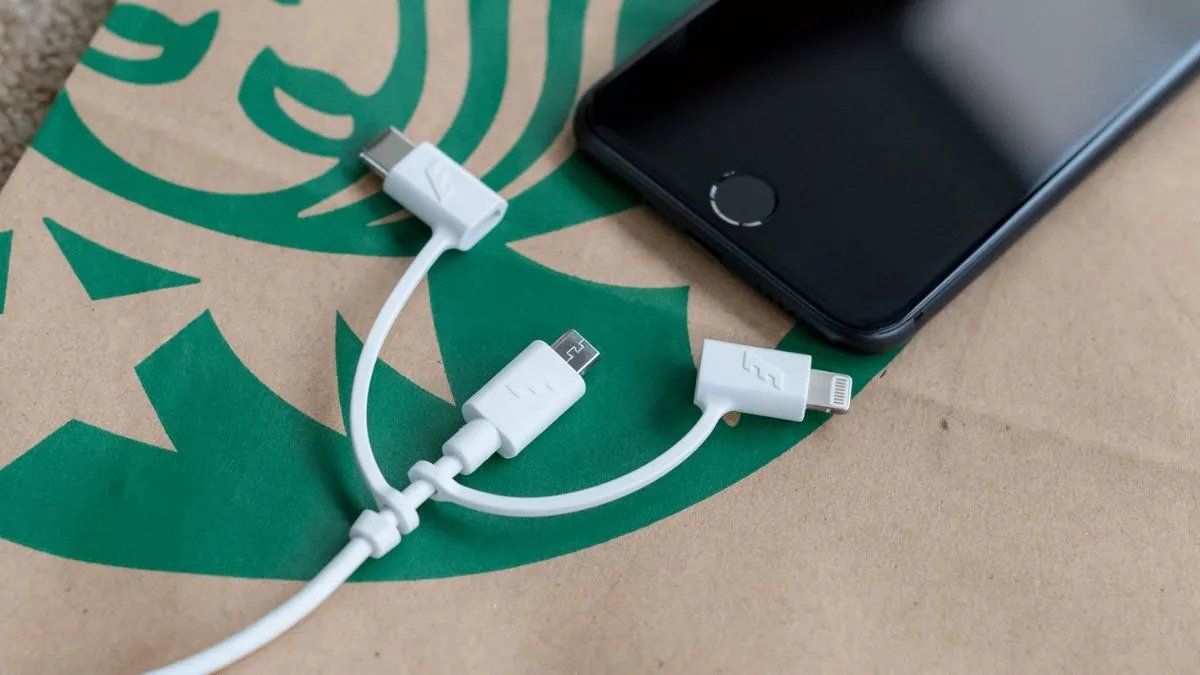 Sử dụng bộ chuyển đổi chuyên dụng để kết nối iPhone với tivi qua dây cáp