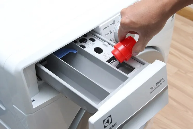 Đổ nước giặt vào ngăn II của máy giặt Electrolux