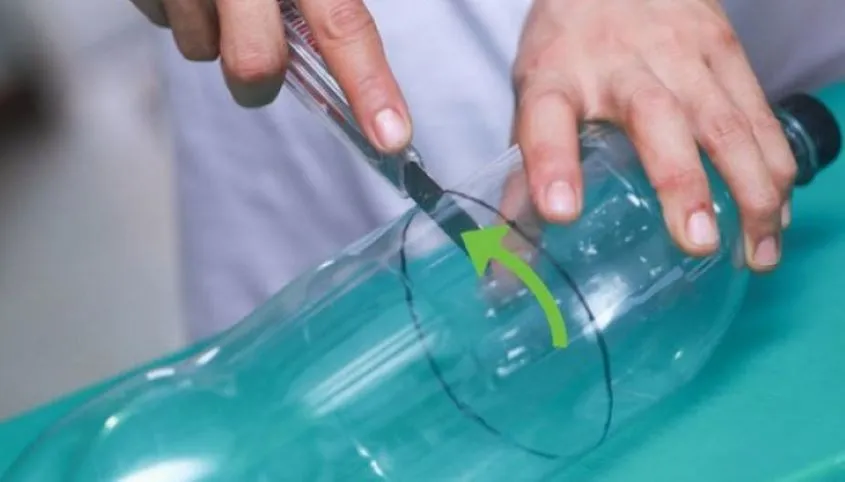 Kỹ thuật cắt chai nhựa tạo phễu thu bụi cho máy sấy tóc.