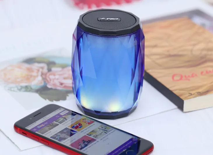 Loa Bluetooth Fenda W8 với thiết kế hiện đại, đèn LED bắt mắt hỗ trợ kết nối không dây ổn định