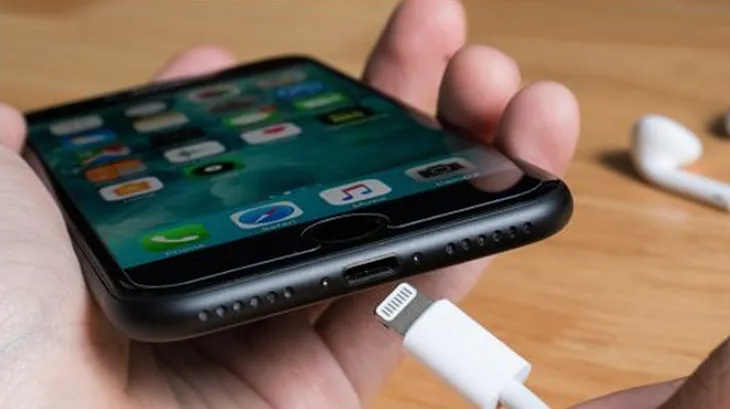 Dùng cổng HDMI, VGA hoặc AV để chuyển hình từ iPhone lên tivi