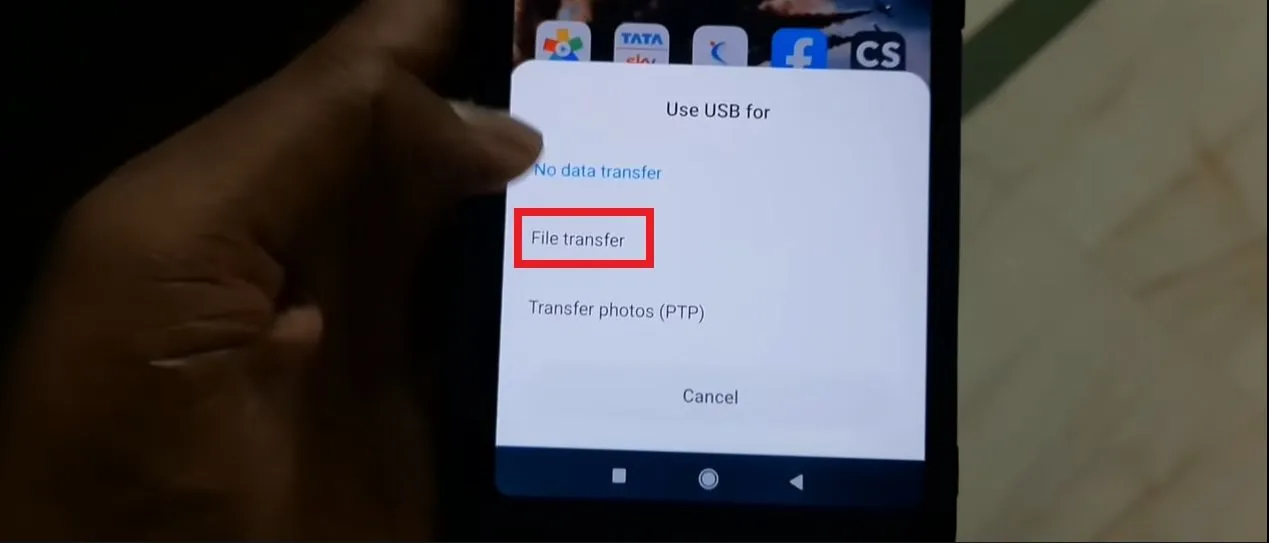 Bước 2: Lúc này, điện thoại sẽ hiển thị thông báo Use USB for, bạn hãy chọn File transfer.