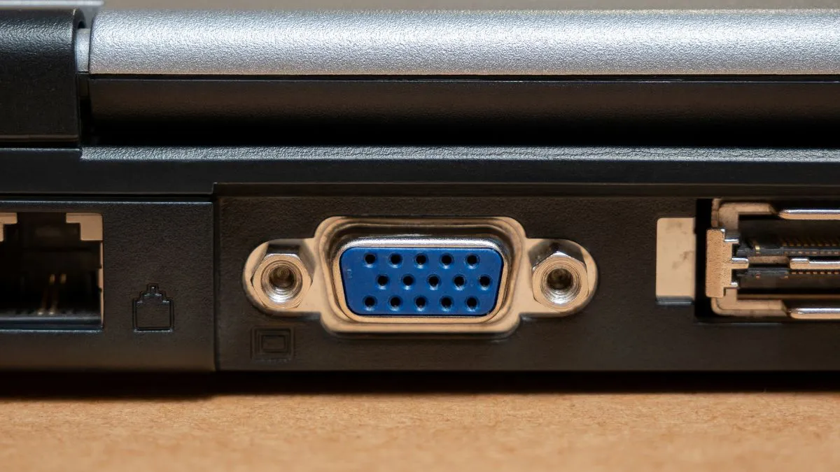 Cách kết nối máy tính với tivi qua cổng VGA