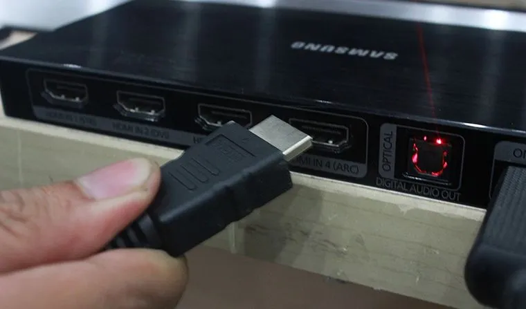 Cắm đầu còn lại vào cổng HDMI của tivi