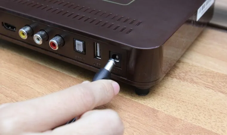 Cắm dây điện vào đầu thu