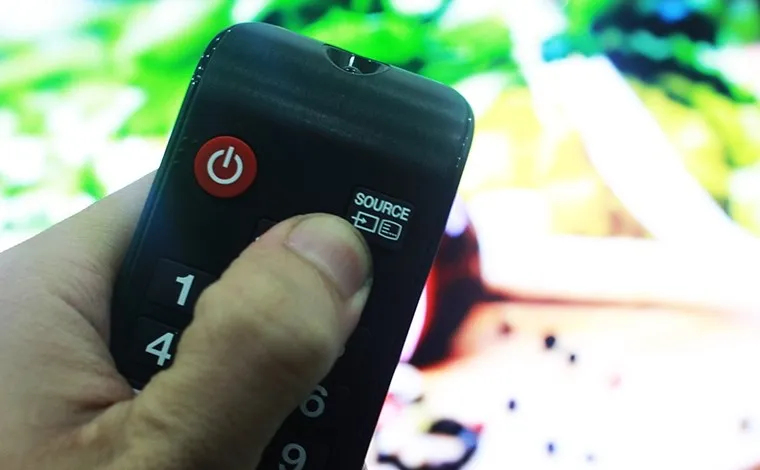 Nhấn nút SOURCE để chọn đầu vào dữ liệu